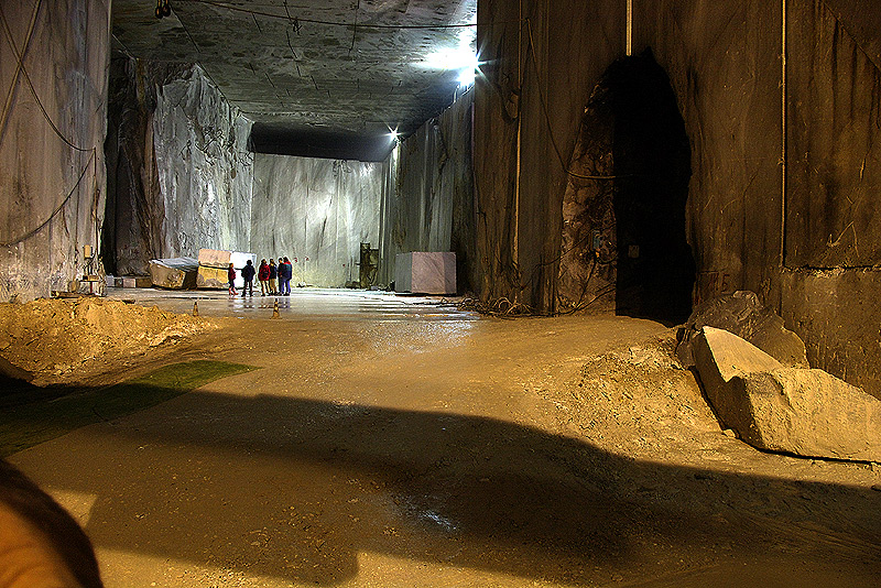 Carrara, cava in galleria...